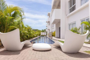 Bright & Airy new Condo, 5 min walk to Jaco Beach!